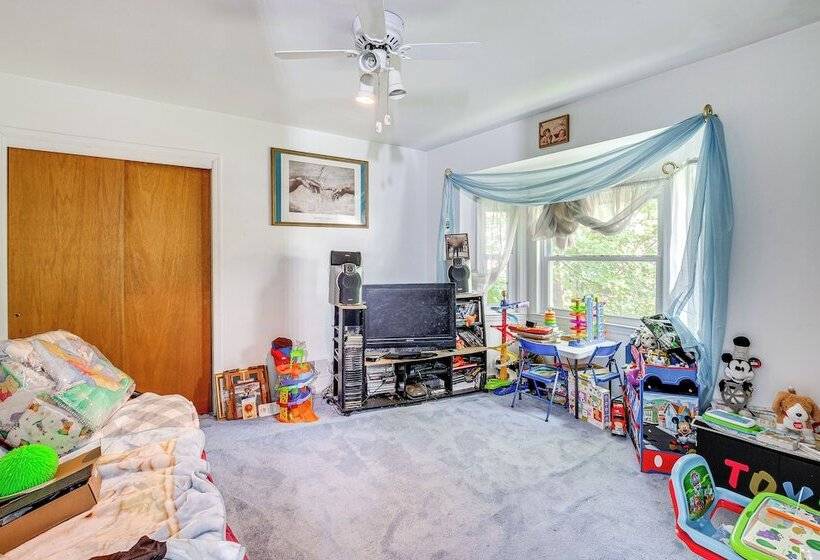 Spacious Old Bridge Home ~ 10 Mi To Jersey Shore!