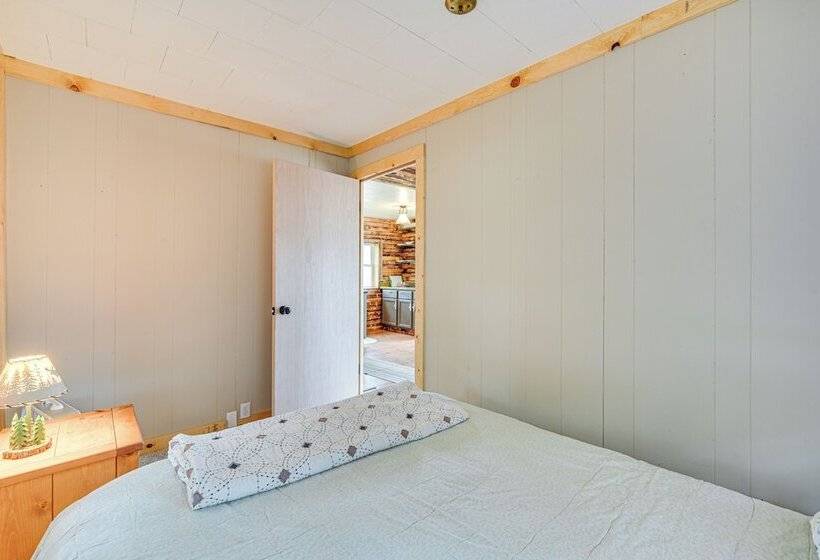 Wisconsin Lakeside Cottage W/ Deck, Views