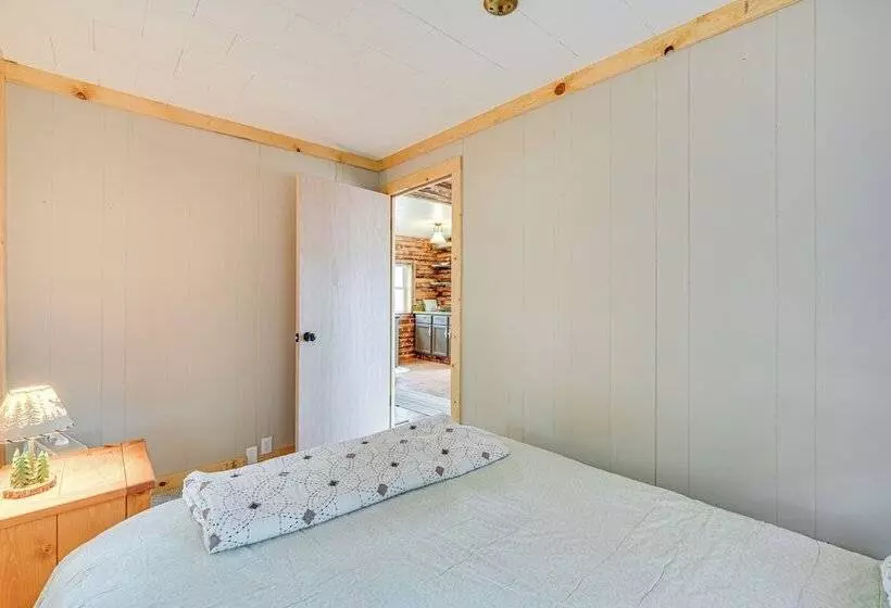 Wisconsin Lakeside Cottage W/ Deck, Views