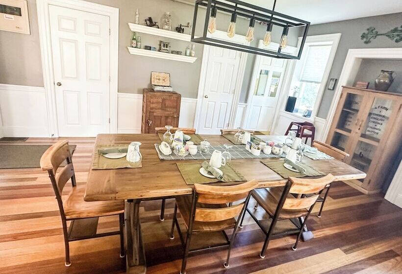 مبيت وإفطار The Black Walnut Inn