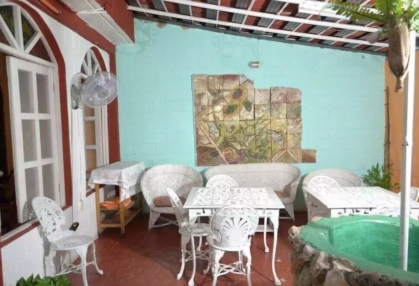 ベッドアンドブレックファースト Hostal Mary Y Santi