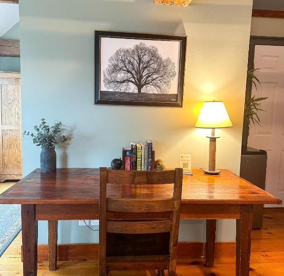 مبيت وإفطار The Black Walnut Inn