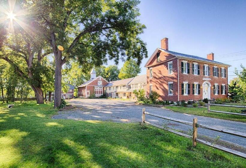 مبيت وإفطار The Black Walnut Inn