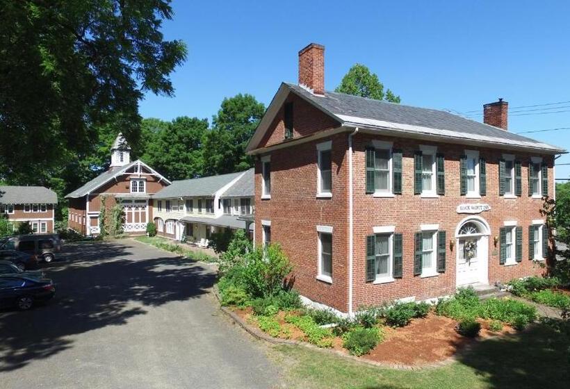 مبيت وإفطار The Black Walnut Inn