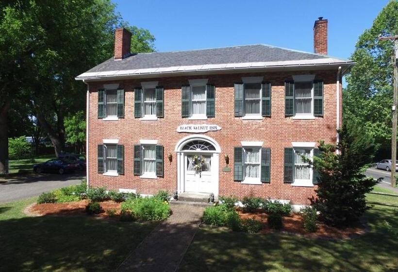 مبيت وإفطار The Black Walnut Inn