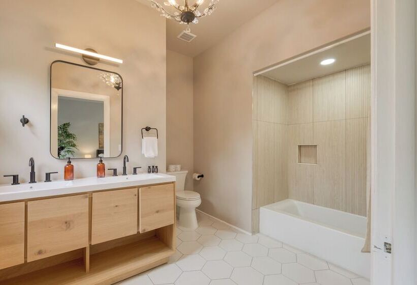 Game Farm Villa By Avantstay 10bdr, Private Pond, Spa, Pool Family Friendly