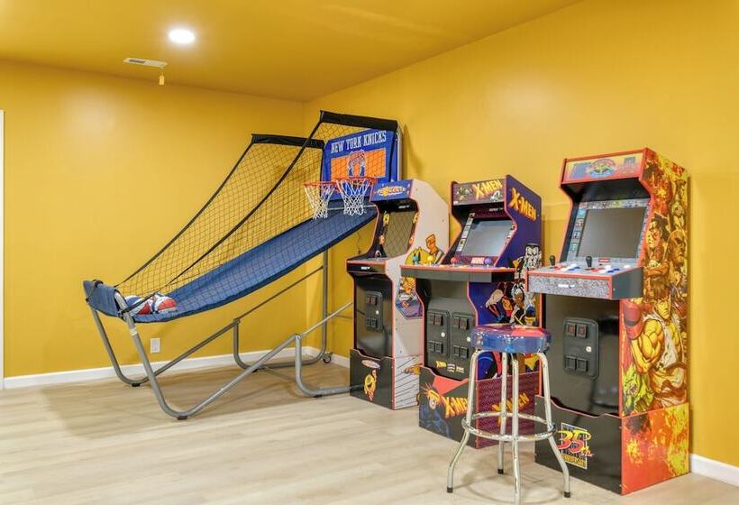 Game Farm Villa By Avantstay 10bdr, Private Pond, Spa, Pool Family Friendly