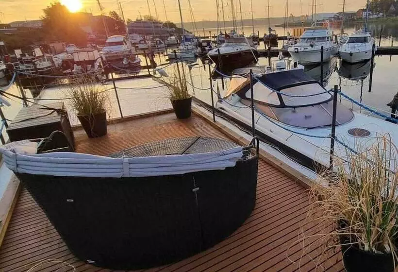 Hotelli Ahoy Masal Modern Retreat