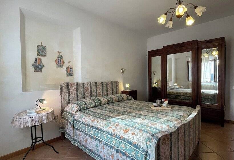 乡村酒店  Agriturismo Podere Le Tombe