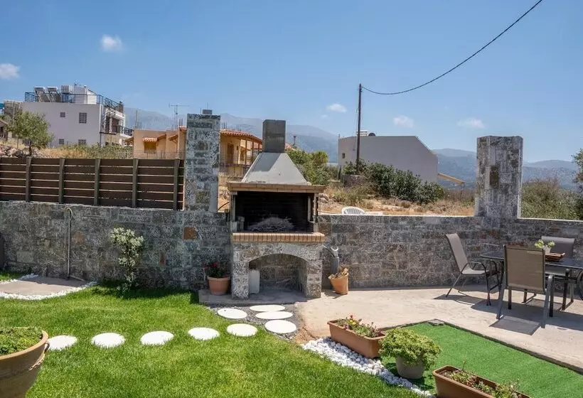 ペンション Villa Leandros With Pool & Bbq