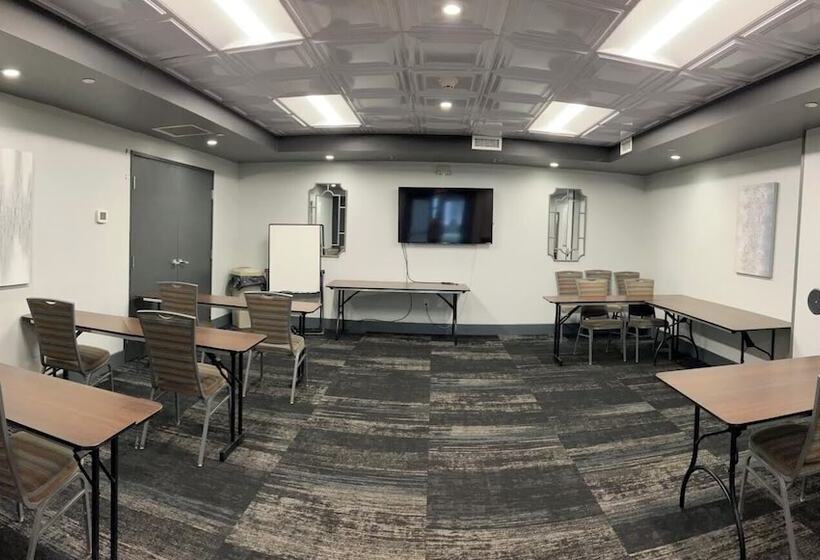 Pearl Street Hotel & Suites