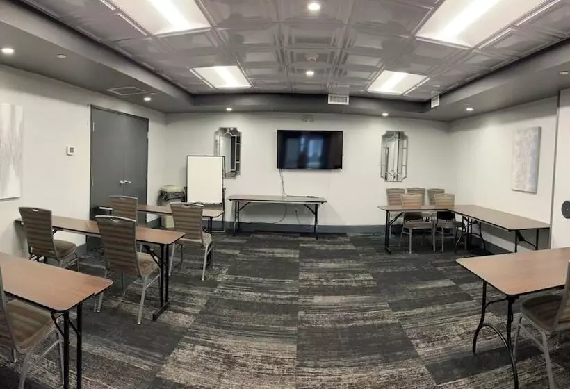 Pearl Street Hotel & Suites