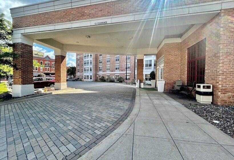 Pearl Street Hotel & Suites