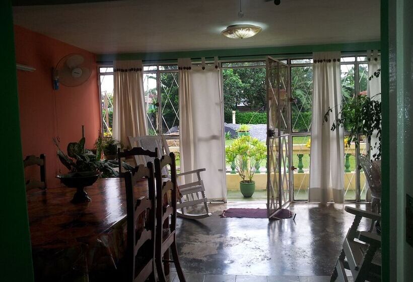 پانسیون Villa La Esquinita