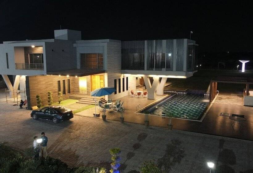 هتل Triphatch Farm House