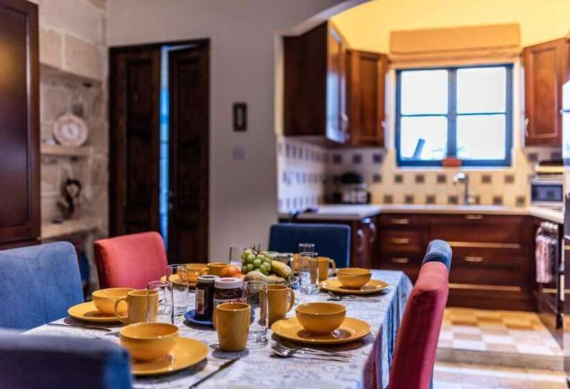 تختخواب و صبحانه The Stone House