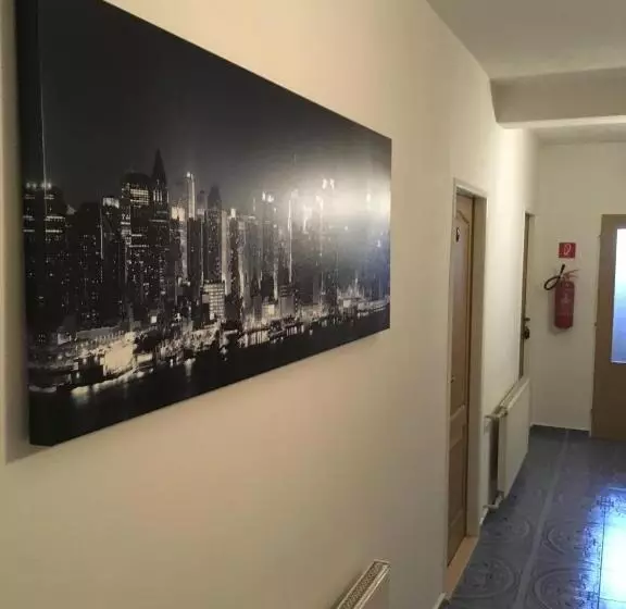 Harrys City Motel