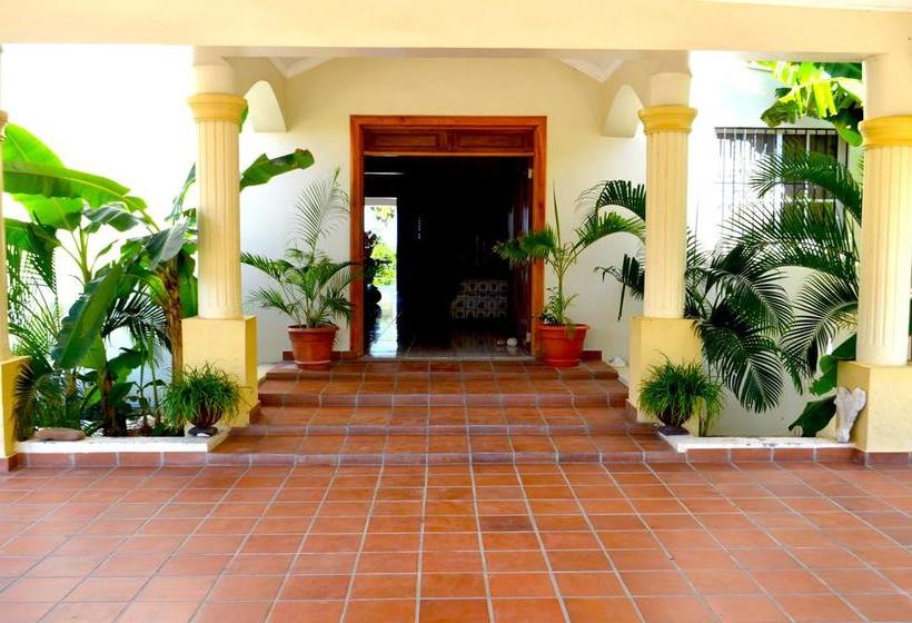 هتل La Saladilla Beach Club