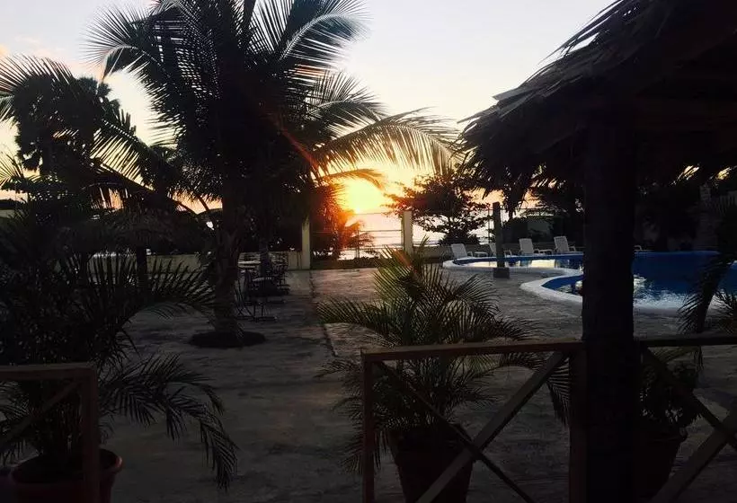هتل La Saladilla Beach Club