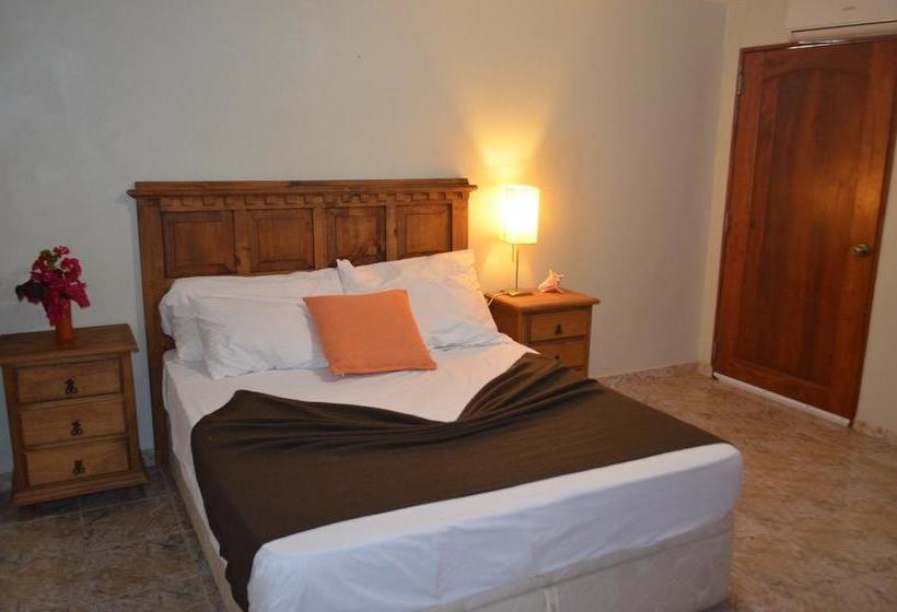 هتل La Saladilla Beach Club