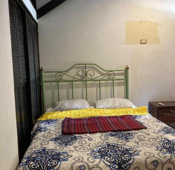 پانسیون Old Bells Hostel Santa Ana