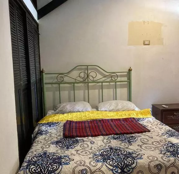 پانسیون Old Bells Hostel Santa Ana