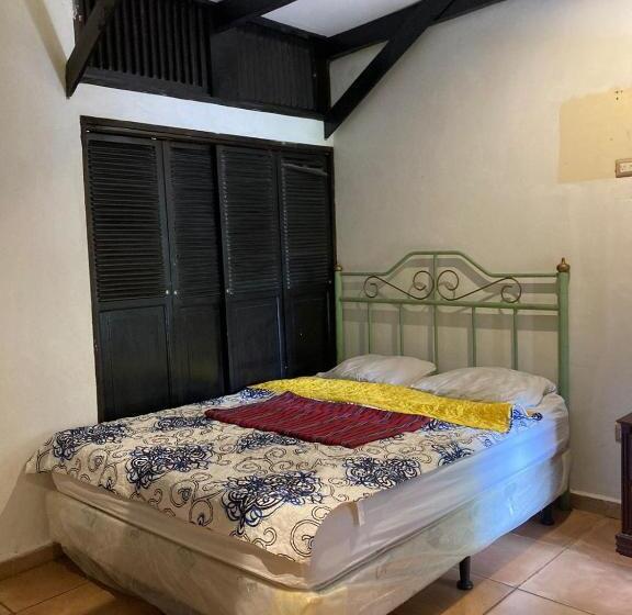 پانسیون Old Bells Hostel Santa Ana