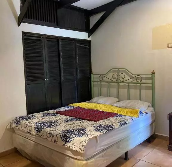 پانسیون Old Bells Hostel Santa Ana