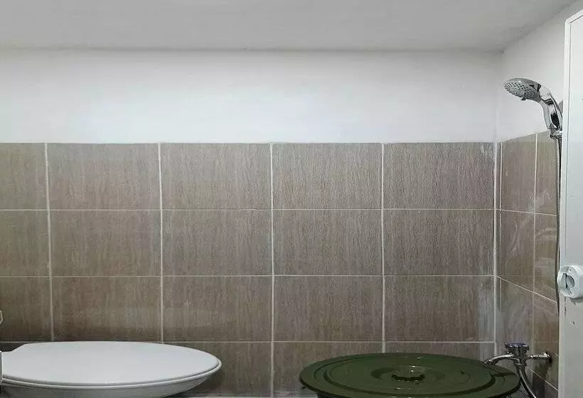 Hotelli Oyo 94114 Melros Place Homestay