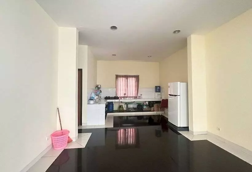 Hotelli Oyo 94118 Homestayque Syariah