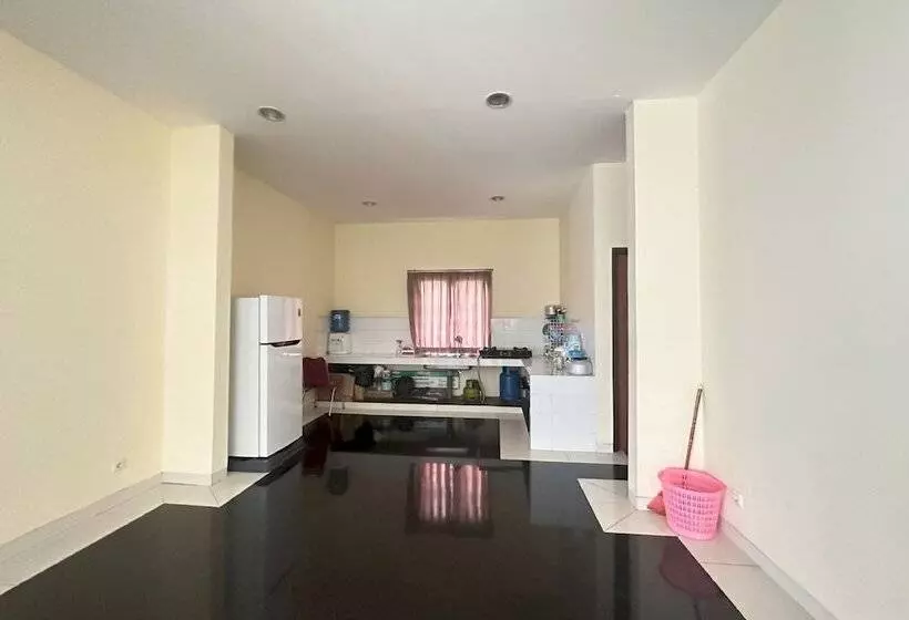 Hotelli Oyo 94118 Homestayque Syariah