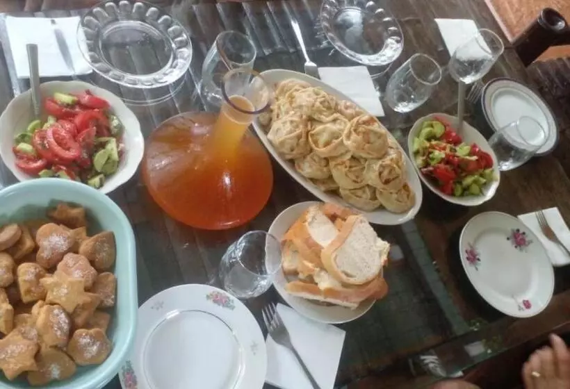 تختخواب و صبحانه Dom Bondo