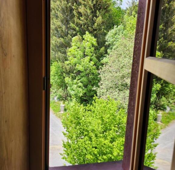 فندق صغير Gasthaus Crestasee