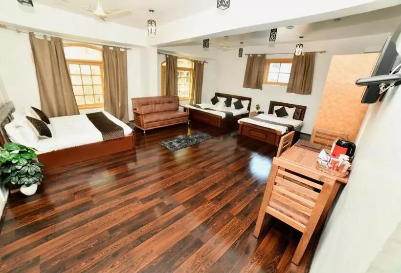 Hotelli Chinar Inn