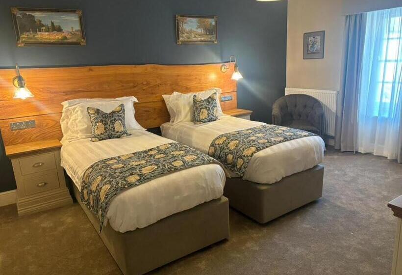 Отель The Castle Coaching Inn