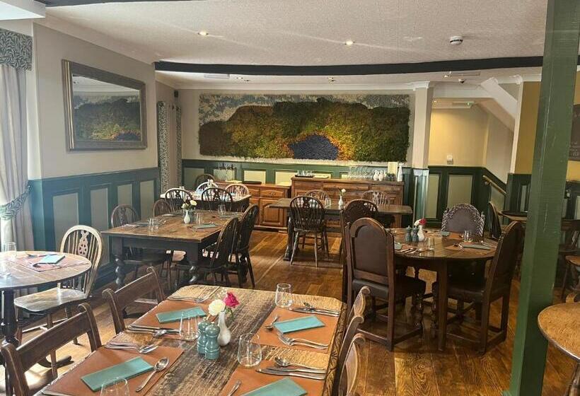 Отель The Castle Coaching Inn