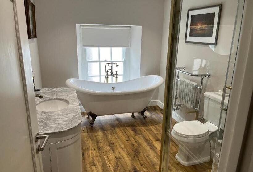 Отель The Castle Coaching Inn