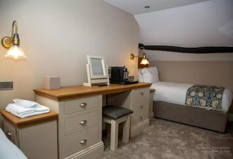 Hotelli The Castle Coaching Inn