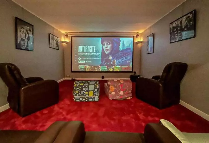 ペンション Refuge élégance   Spacieux, Cinéma, Billard
