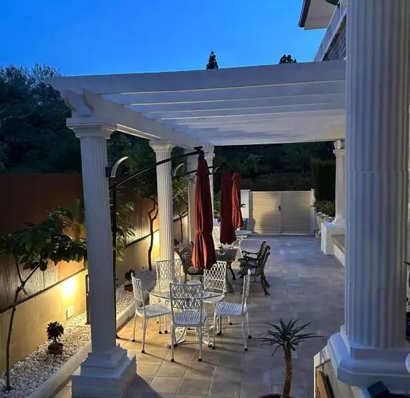 تختخواب و صبحانه Villa Iri