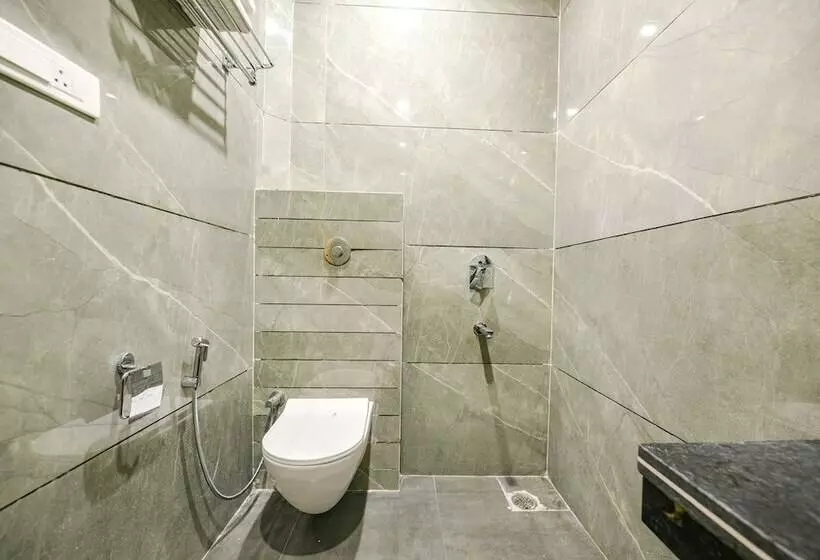 Fabhotel Midway