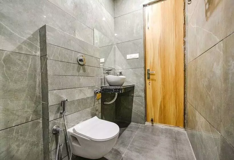 Fabhotel Midway