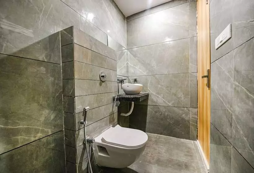 Fabhotel Midway
