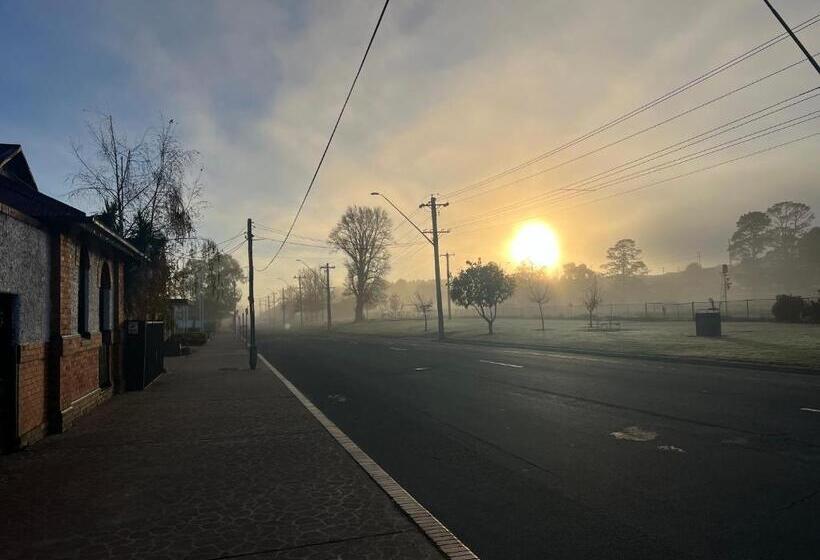 Отель The Continental Wallerawang