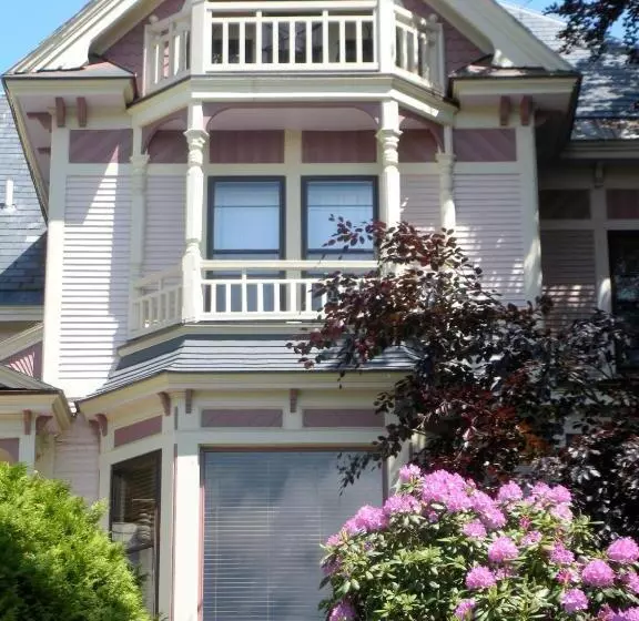 Majatalo 254 South Union Street Guest House