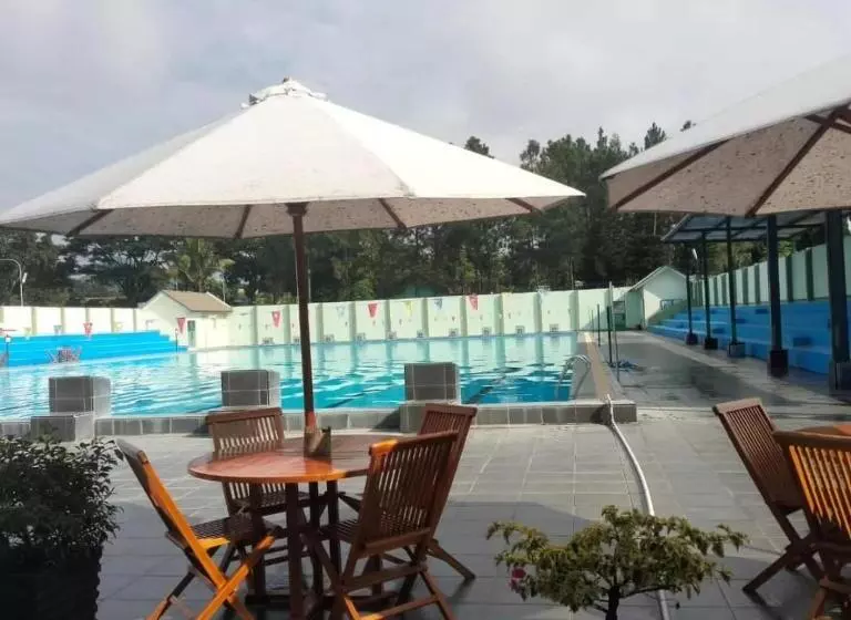 ホテル Gatsu Resort Redpartner At Karangploso