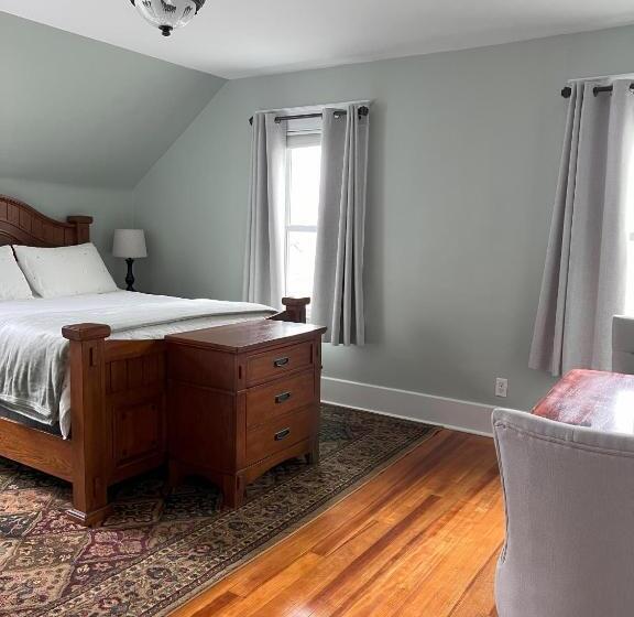 Hudson House Bed And Breakfast