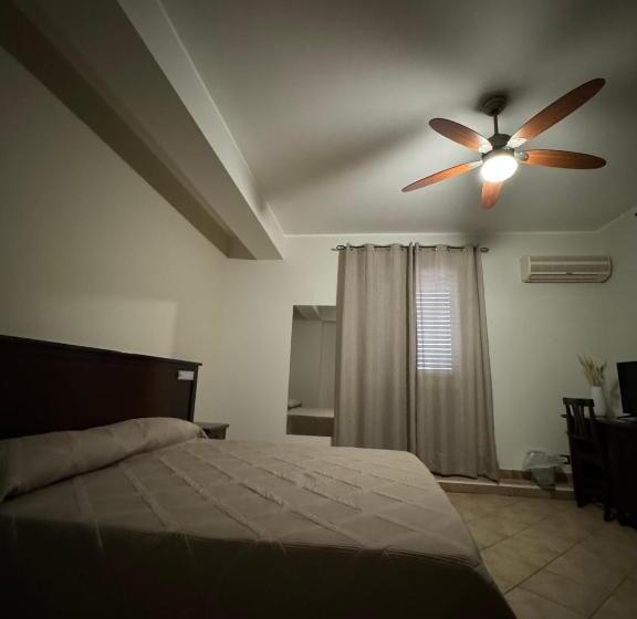 تختخواب و صبحانه Freya Rooms