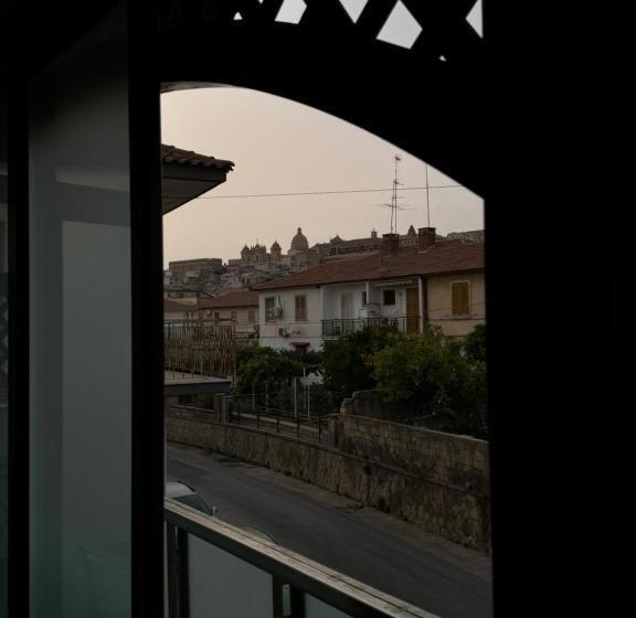 تختخواب و صبحانه Freya Rooms