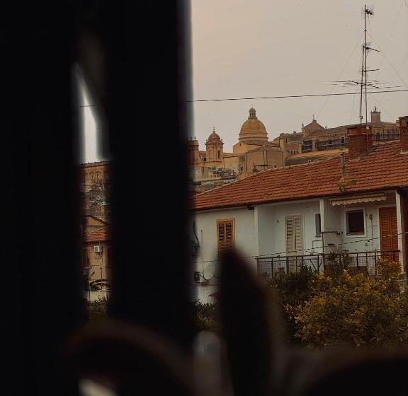 تختخواب و صبحانه Freya Rooms